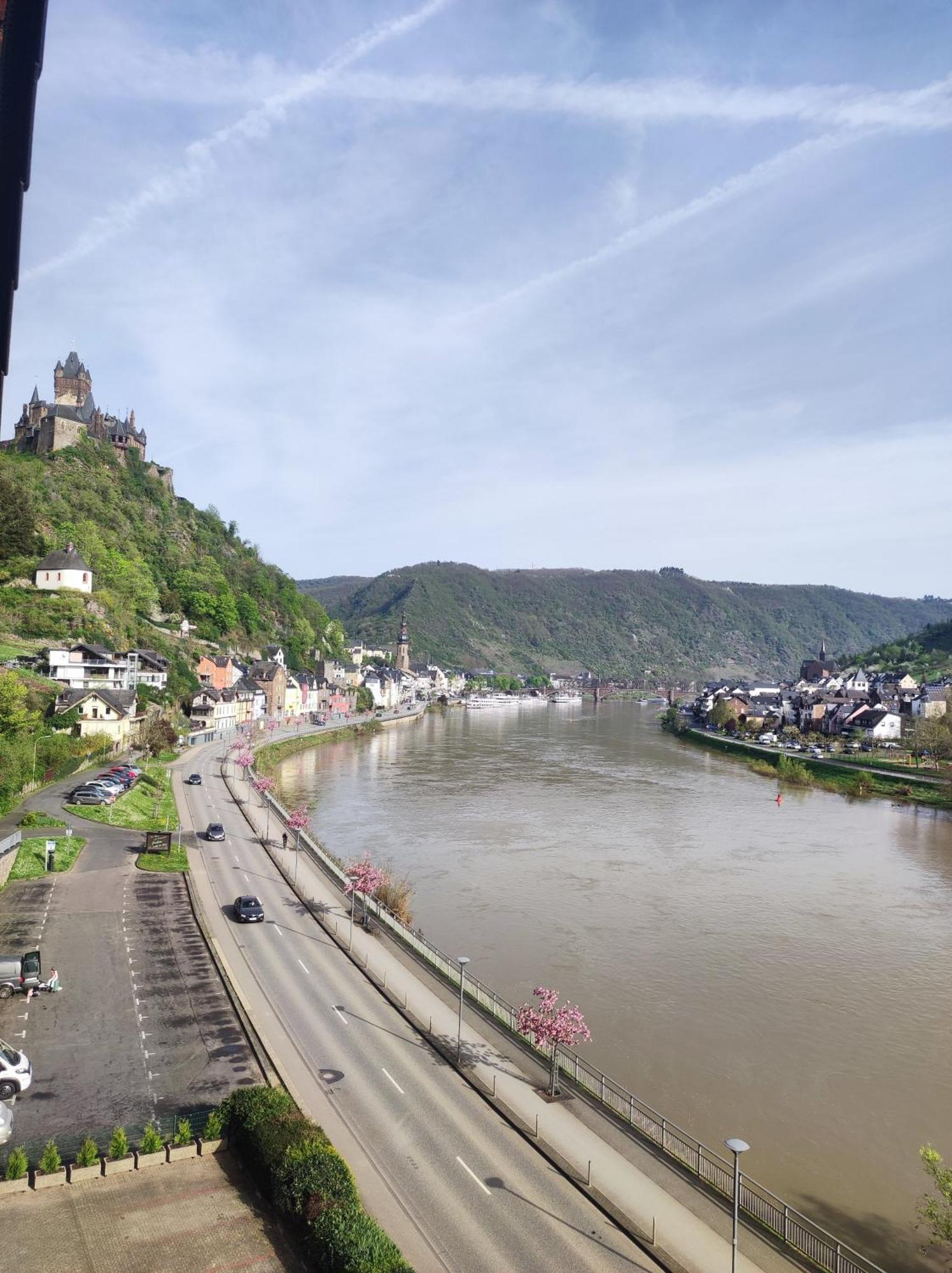 Panorama Oase Ferienwohnung Mit Blick Auf Mosel Und Reichsburg Cochem Buitenkant foto